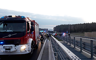 Na S5 koło Ostródy samochód ciężarowy uderzył w bariery